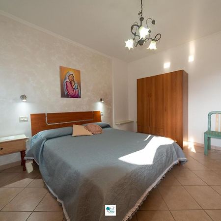 Casa Vacanze La Tuia กัสเตลลาบาเต ภายนอก รูปภาพ