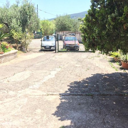 Casa Vacanze La Tuia กัสเตลลาบาเต ภายนอก รูปภาพ