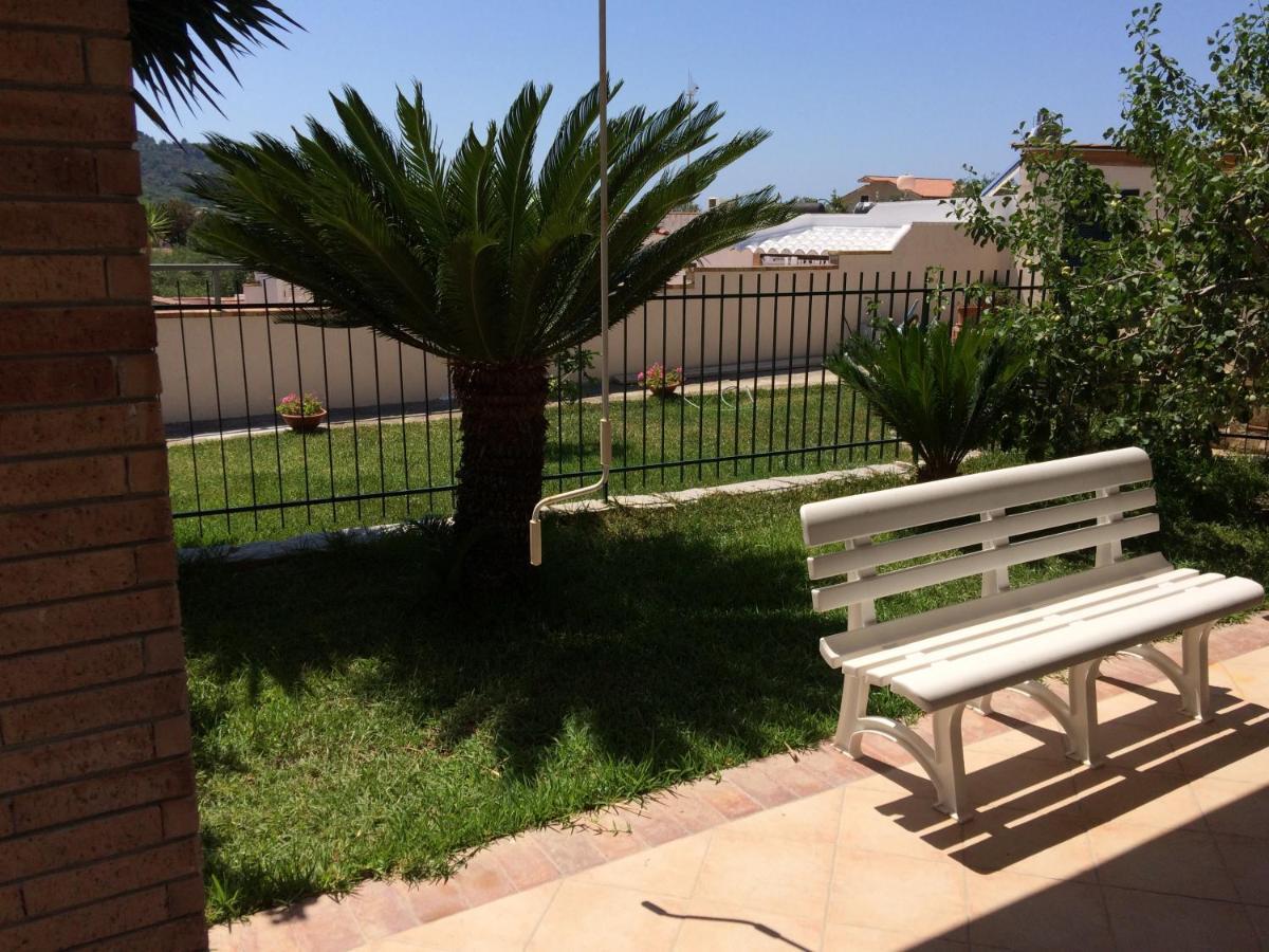 Casa Vacanze La Tuia กัสเตลลาบาเต ภายนอก รูปภาพ