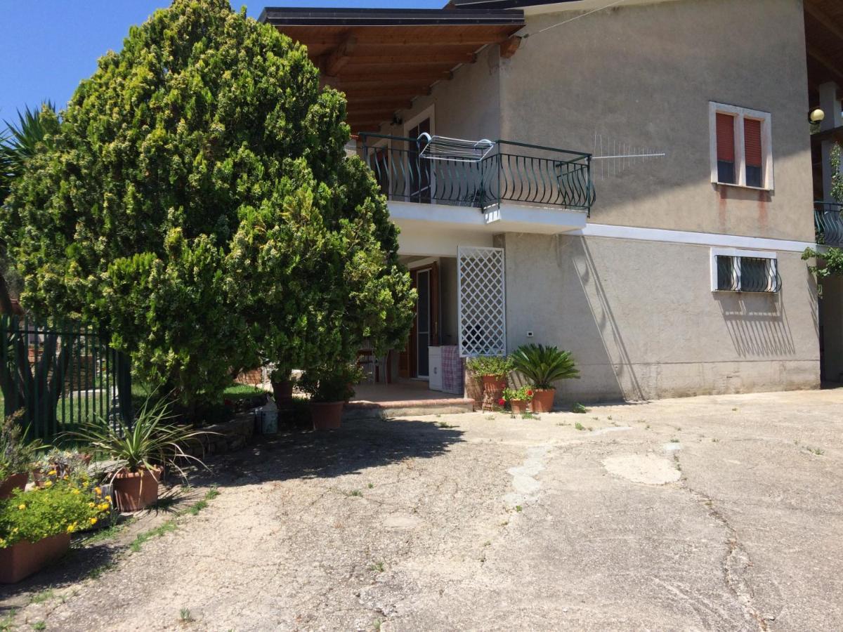 Casa Vacanze La Tuia กัสเตลลาบาเต ภายนอก รูปภาพ